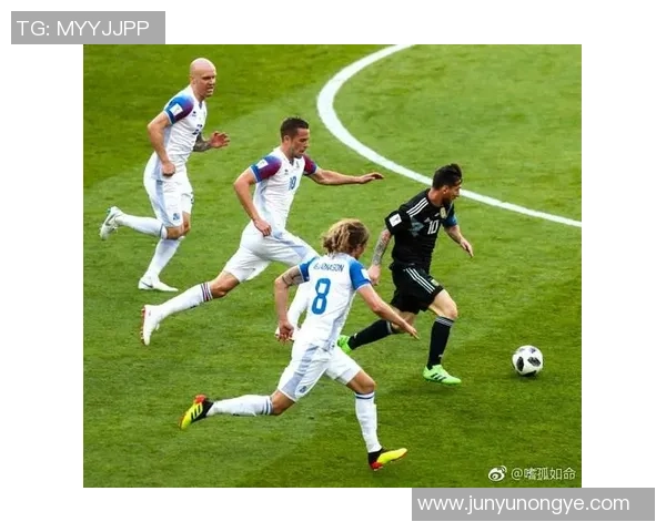 女子偶遇足球明星意外互动引发热议视频瞬间感动无数网友