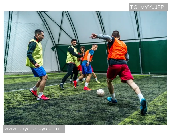 右脚踢足球的足球明星们如何在绿茵场上展现他们的绝技与风采 右脚踢足球的足球明星们如何在绿茵场上展现他们的绝技与风采